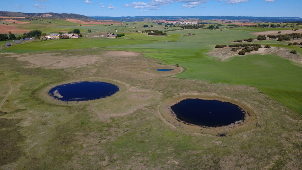 Lagunas de Ballesteros, dolinas circulares de un karst sobre yeso en Cuenca